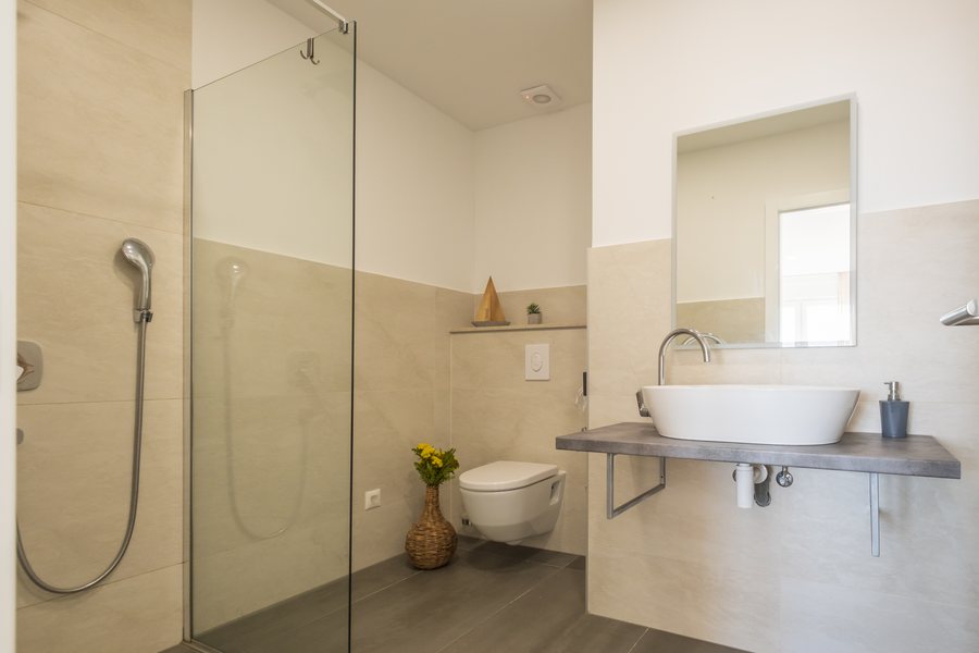The bathroom of bedroom 2, with a glass shower