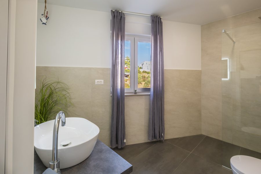 Basin and shower in the bathroom of bedroom 3