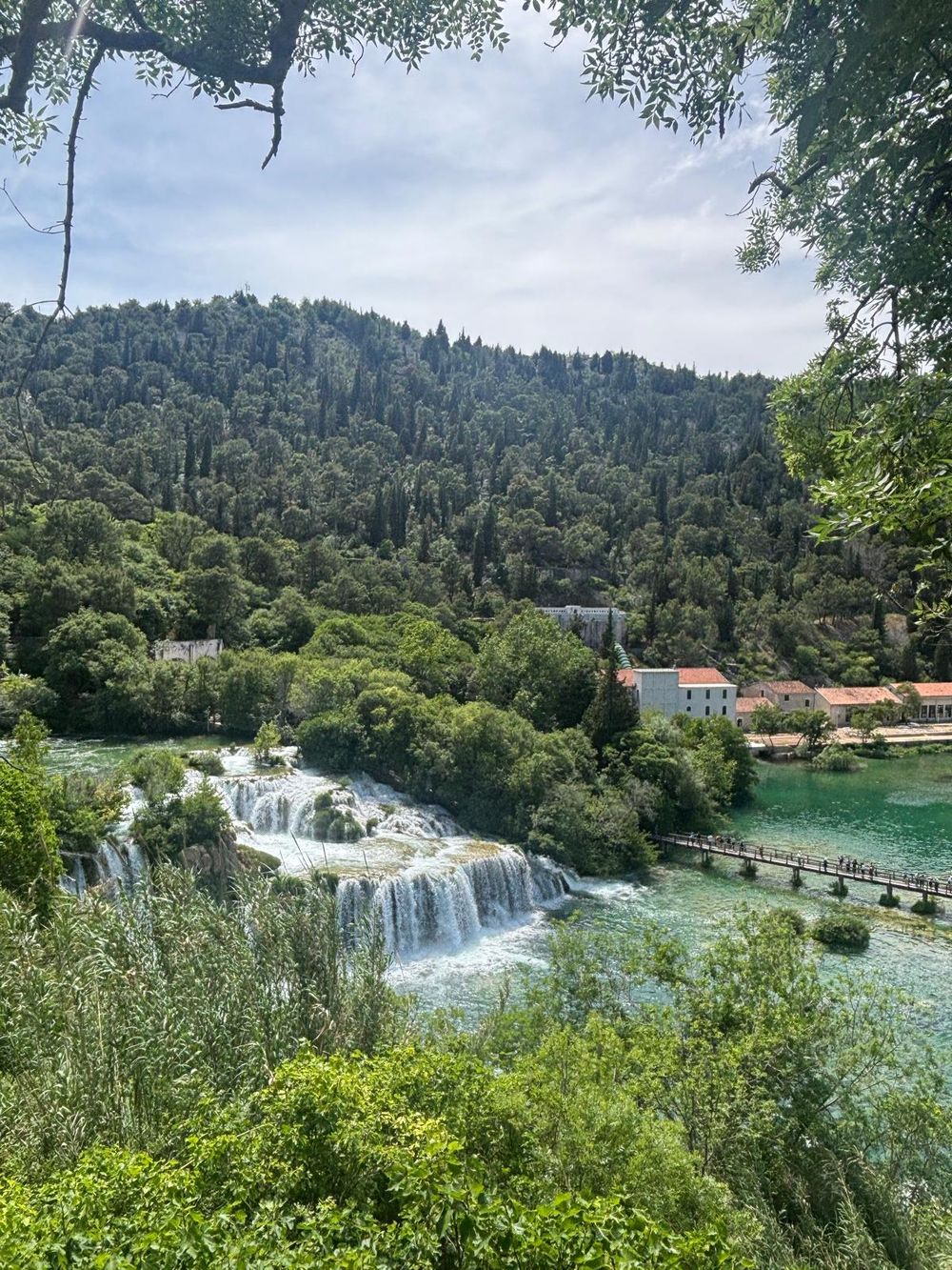 Slapovi Krke odozgo, sa šetnicom ispod