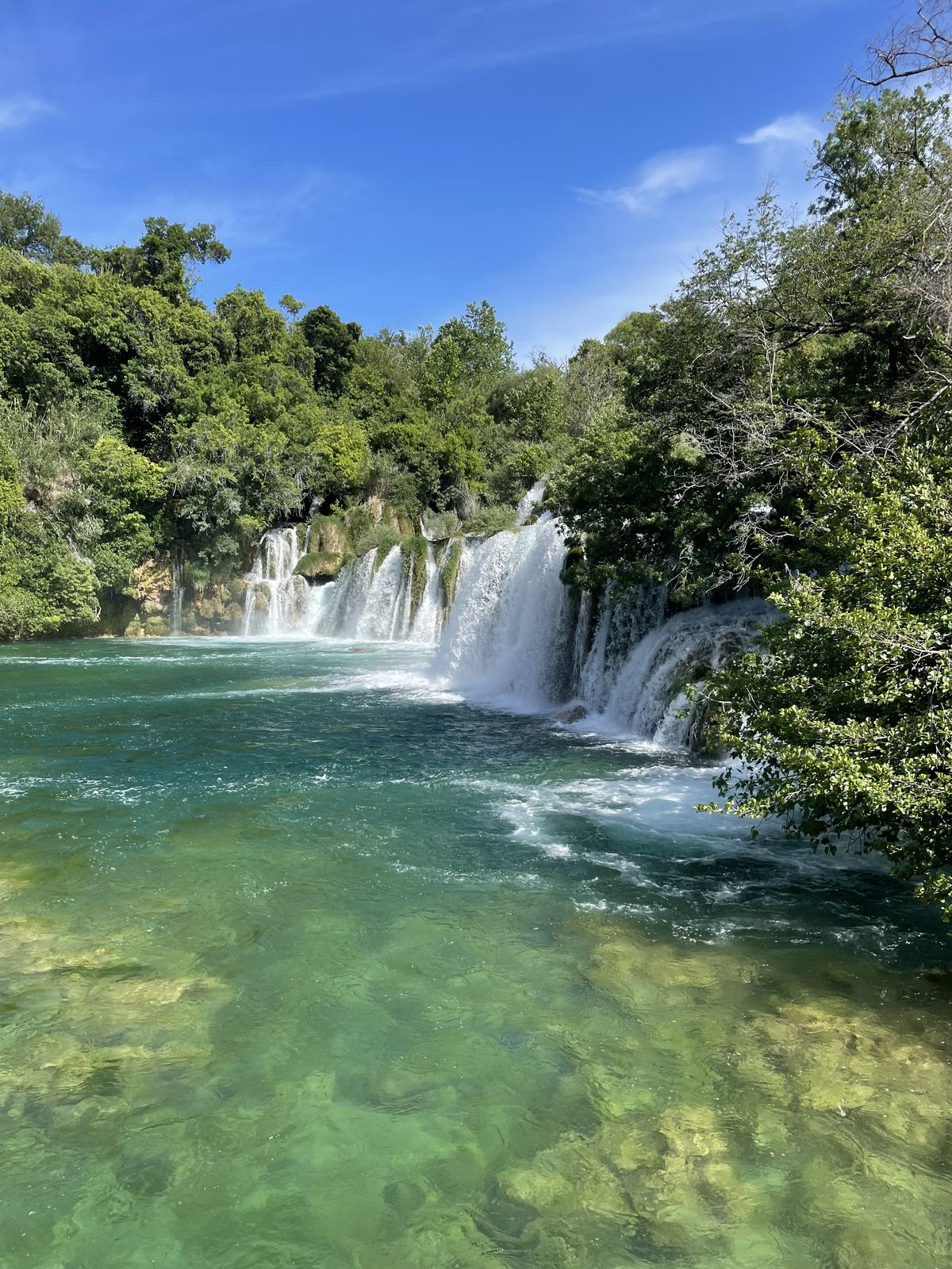 Skradinski buk: széles vízesések zöld medencébe ömlenek