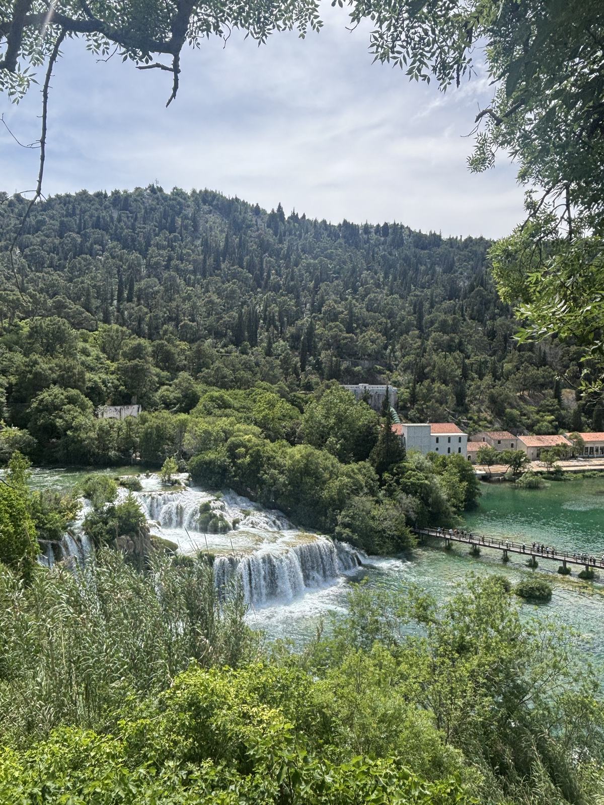 A Krka vízesései a pallóról, a teraszok lépcsőzetesen ereszkednek