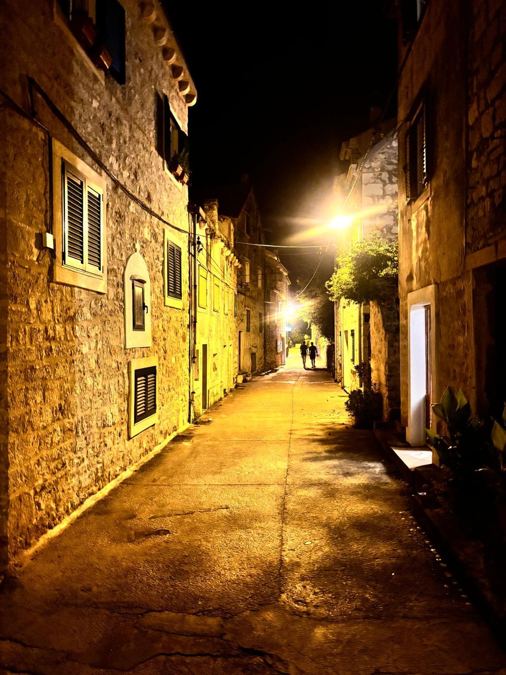 Eine Steingasse in der Altstadt, nachts beleuchtet