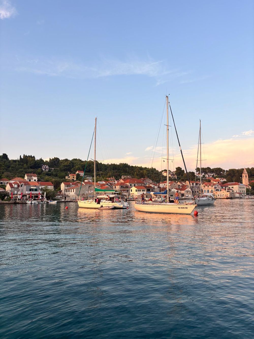 Segelboote im Hafen zur goldenen Stunde